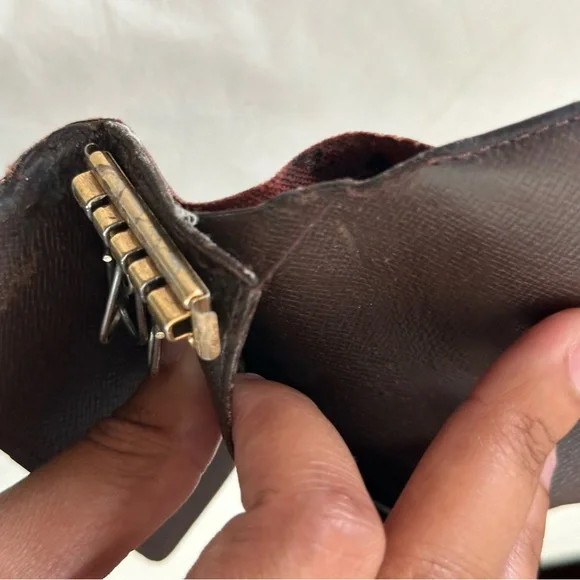 100% Authentic Extremely Damaged Louis Vuitton Damier 4-ring Key Card Case - Picture 8 of 10